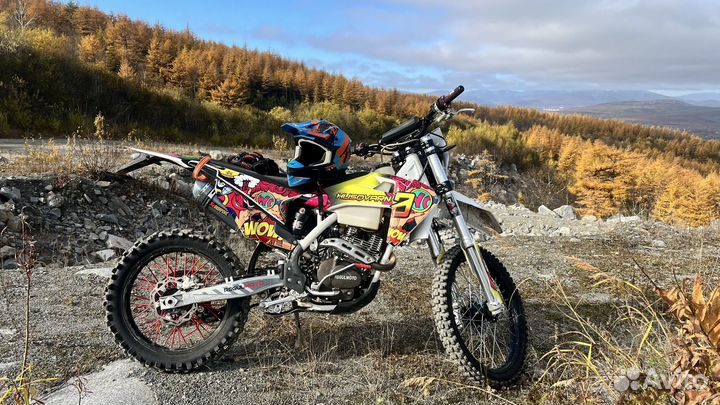 Стоит без дела