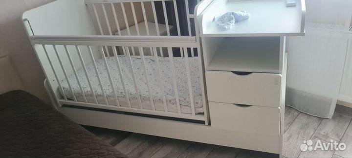 Детская кроватка с маятником и комодом приставная