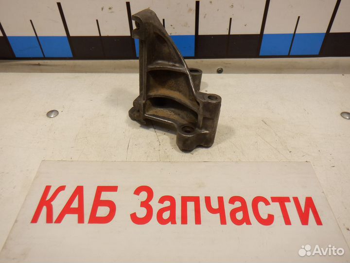 Кронштейн насоса гур VW Golf Passat 2.0i 8V 2E