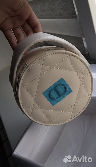 Круглая косметичка Dior светло-бежевого цвета