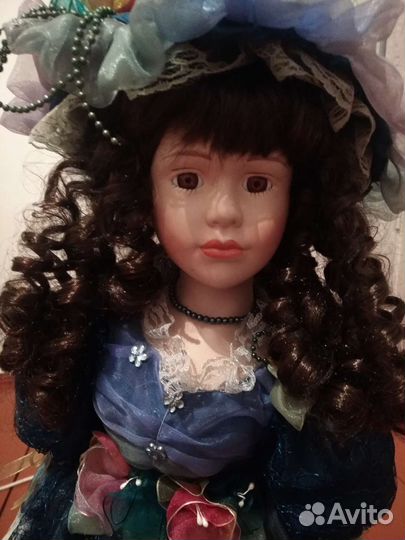 Кукла фарфоровая
