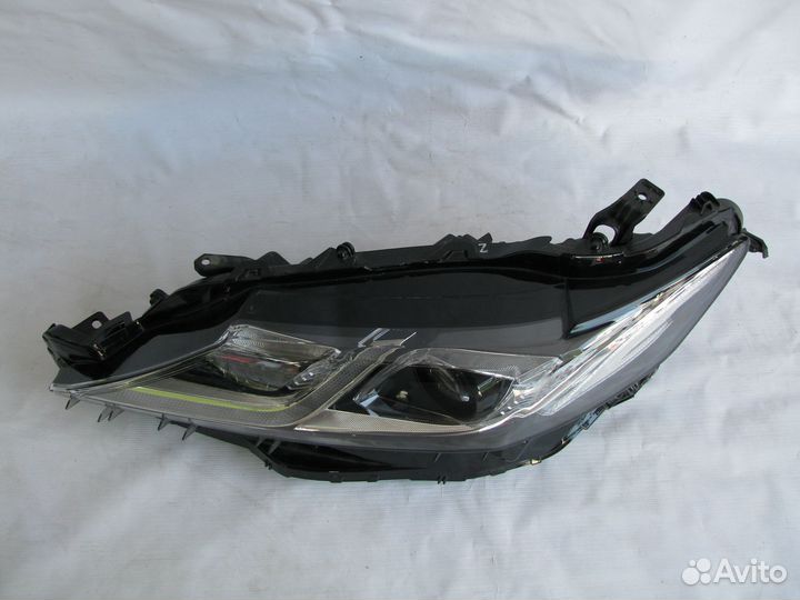 Toyota Camry V70 Фара передняя левая однополосная