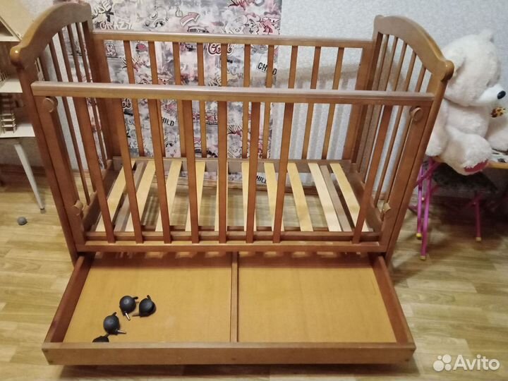 Детская кроватка с опускающимся бортиком+матрас
