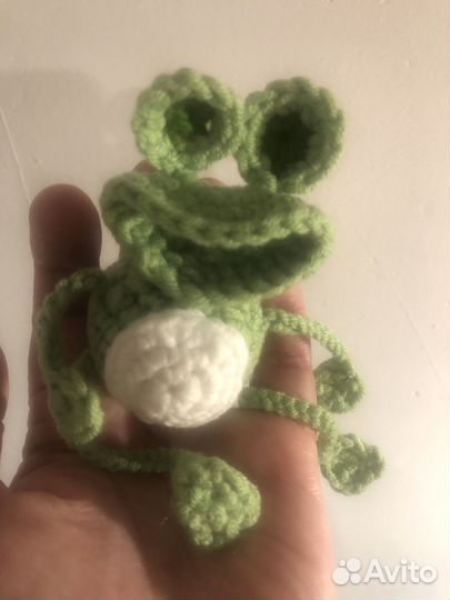 Вязаная игрушка Страшный лягушонок