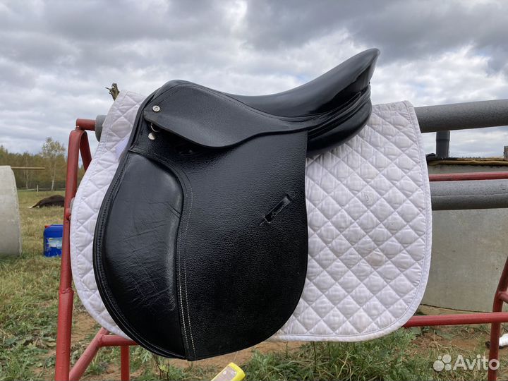 Седло универсальное с уклоном в конкур Fouganza