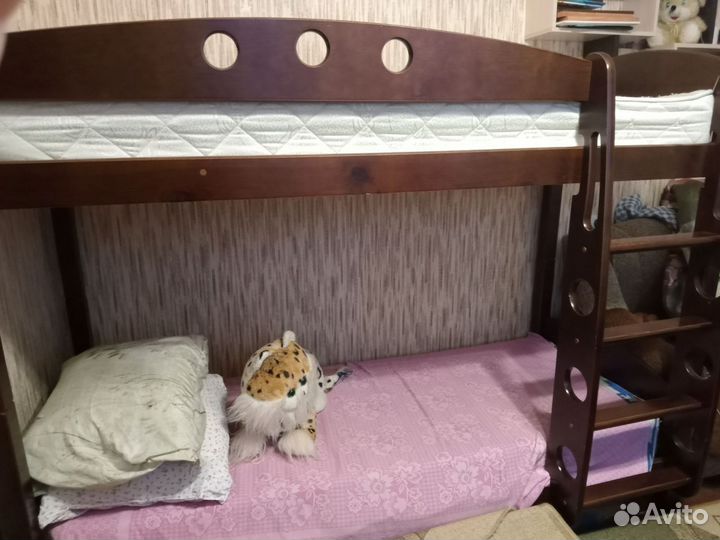 Продам двухъярусную кровать с матрасами бу