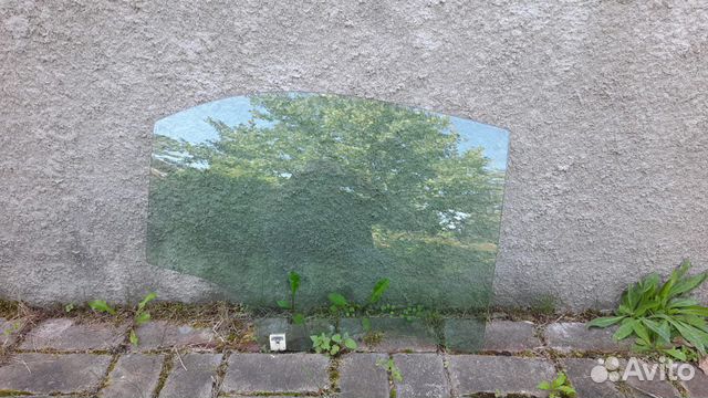 Заднее правое стекло на Mazda 3