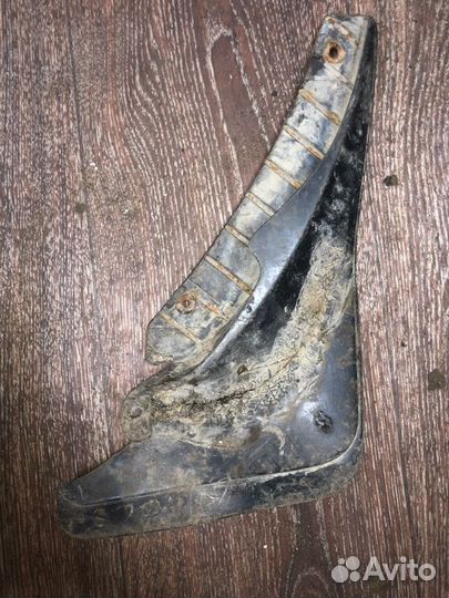 Брызговик передний правый Nissan Presea R10 GA15DS