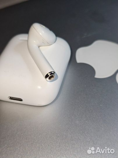 Левый наушник airpods