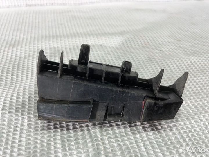 Крепление бампера заднее правое Toyota Corolla