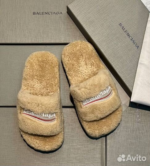 Тапочки женские меховые Balenciaga