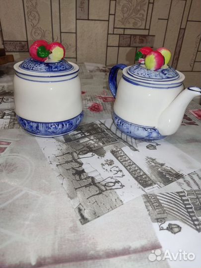 Набор чайник и сахарница