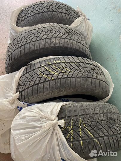 Goodyear UltraGrip 215/55 R17 98