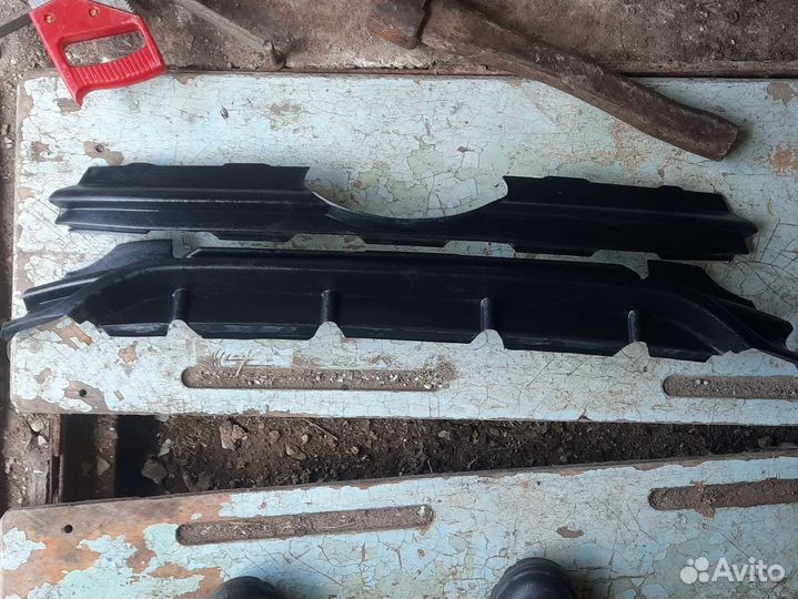 Заглушки на радиаторную решотку Гранта Кросс