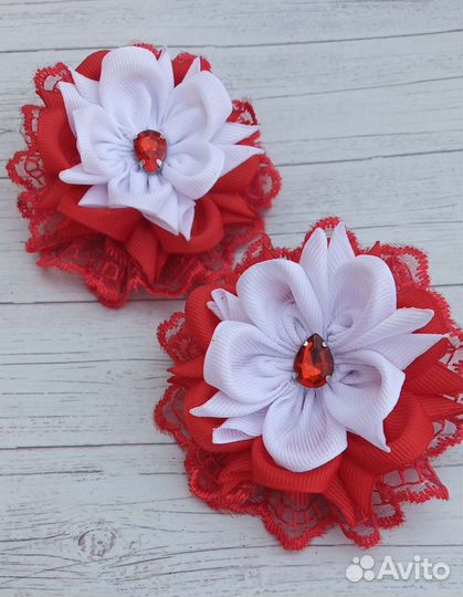 Школьный комплект галстук-брошь и бантики