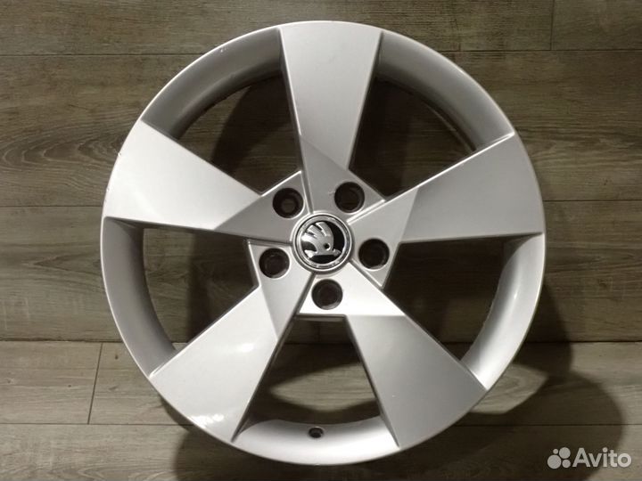 Комплект оригинальных R17 дисков Skoda Octavia A7