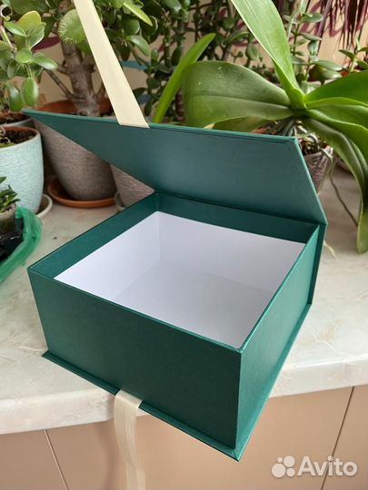 Коробка подарочная квадратная на ленте