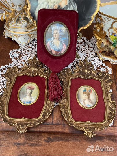 Старинные картины на красном бархате. Италия