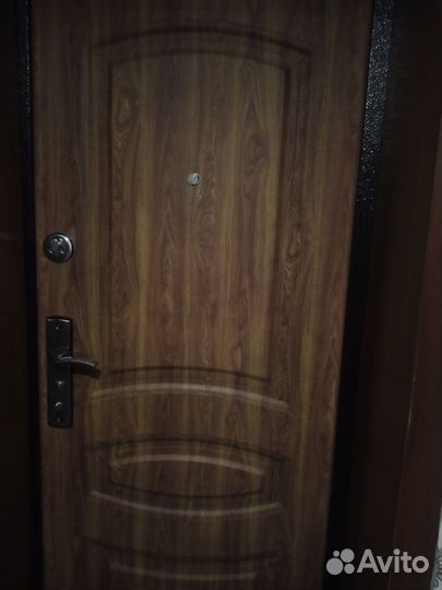 Продам б/у входную дверь