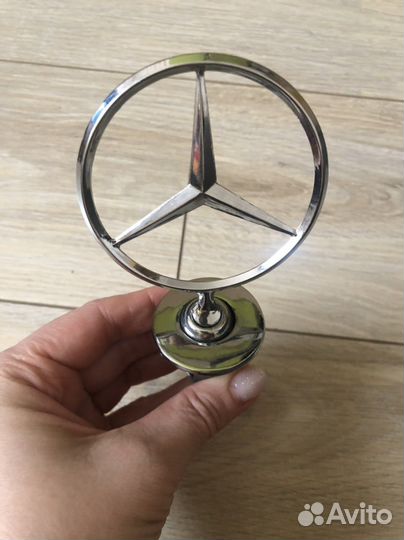 Значок Mercedes на капот