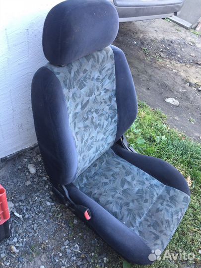 Кресло переднее левое на Mazda familia 97г