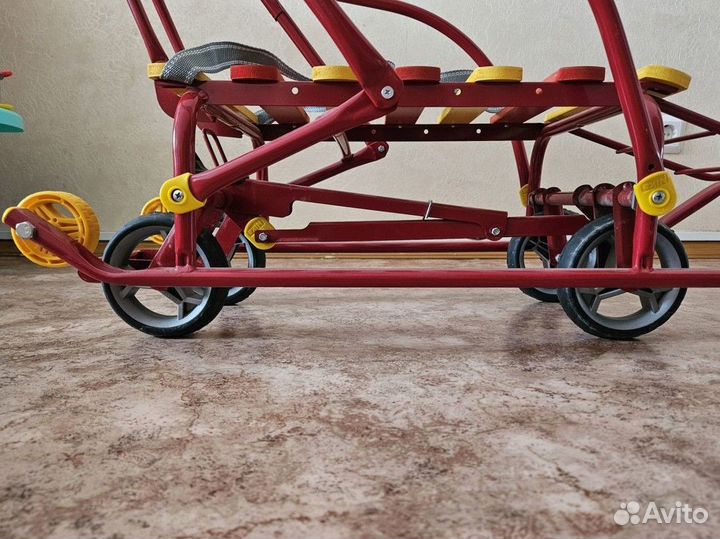 Детские санки с выдвижными колесами