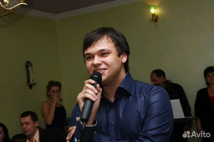 Музыкант, диджей, певец с оборудованием