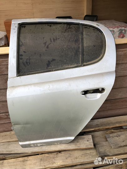 Задняя дверь toyota витц
