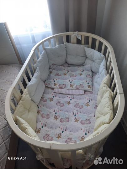 Детская кроватка с маятником и матрасом