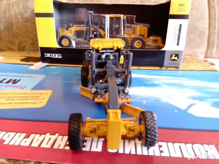 Масштабная модель грейдера John Deere 872