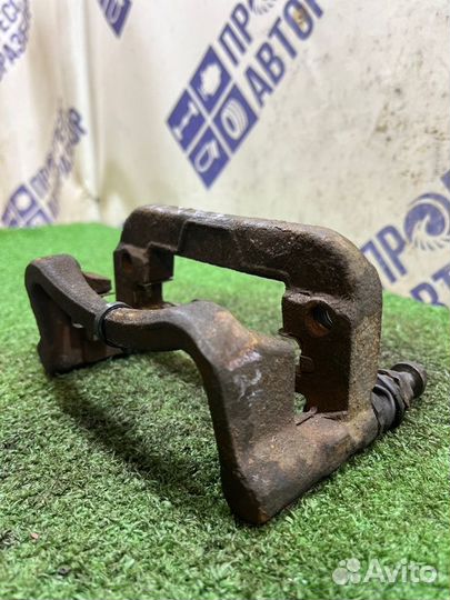 Скоба суппорта задняя правая Opel Insignia седан