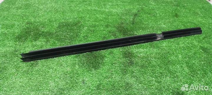 Уплотнитель VW Tiguan 2011-2019