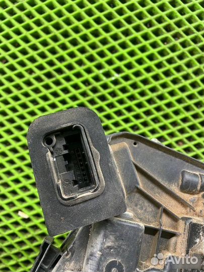 Замок двери задний правый Volkswagen Polo 5