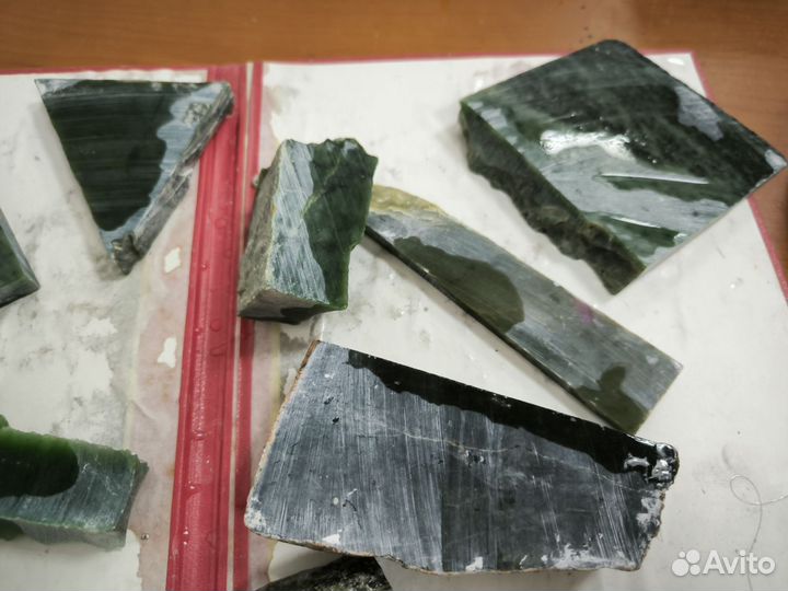 Зелёный нефрит 1567 гр