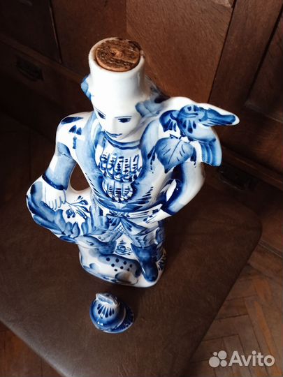 Гжель, фарфор : штоф Охотник