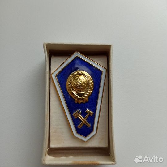 Значки и нагрудные знаки