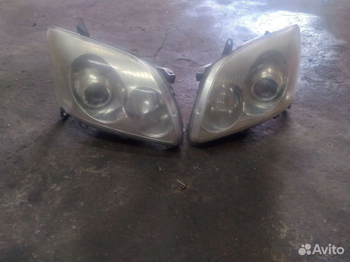 Фары на toyota avensis 250