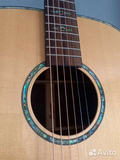 Акустическая гитара из массива палисандра, в кейсе