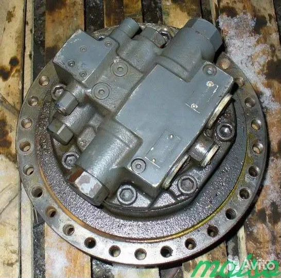 Редуктор хода с гидромотором в сборе на NH E215B