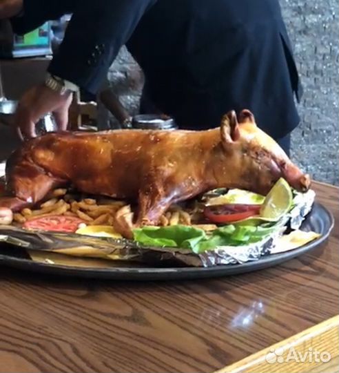 Запеченный молочный поросенок