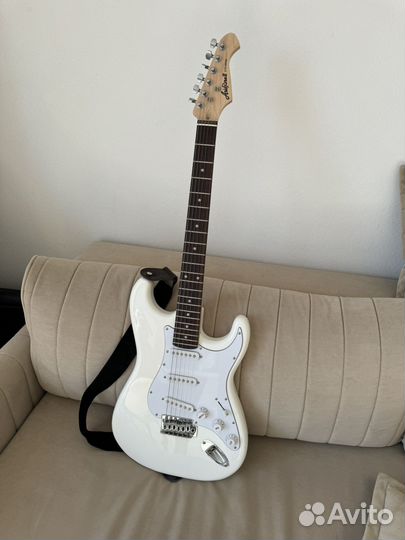 Продам гитару Aria STG-003 WH с усилителем