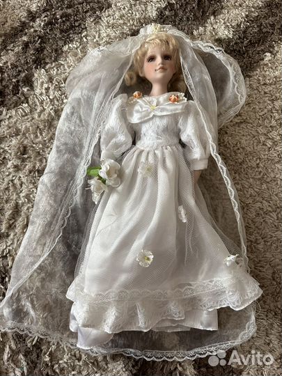 Кукла фарфоровая