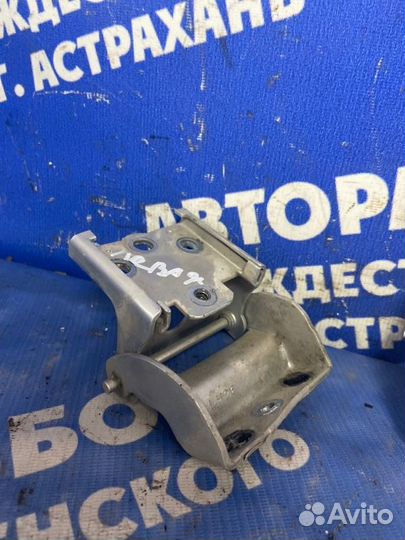 Петля крышки багажника. Plymouth Voyager минивен