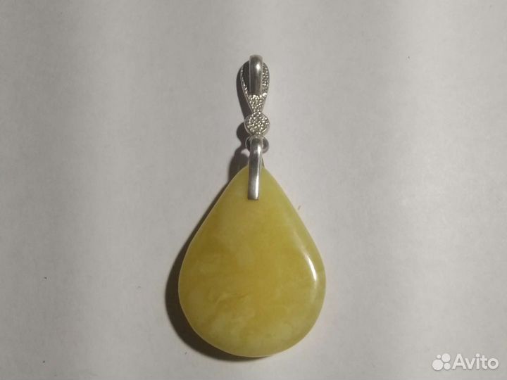 Янтарная подвеска