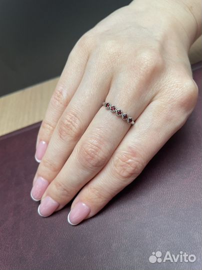 Серебряное кольцо с гранатом