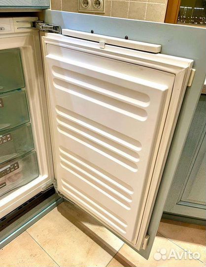 Встраиваемая морозильная камера Miele F 9252 I-1