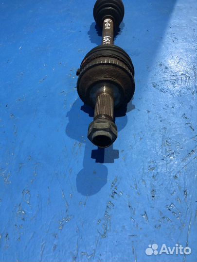 Б/У Полуось передняя правая (приводной вал,шрус)