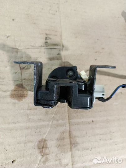 Замок крышки багажника Hyundai Santa Fe