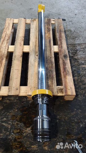 Гидроцилиндр стрелы экскаватора Komatsu PC220-7