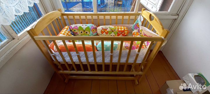 Детская кроватка с маятником